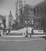 Sankt Bavos- katedralen i Gent. I förgrunden statyn över Jan och Hubert van Eyck. Tyskland-Holland-Belgien 1938.
