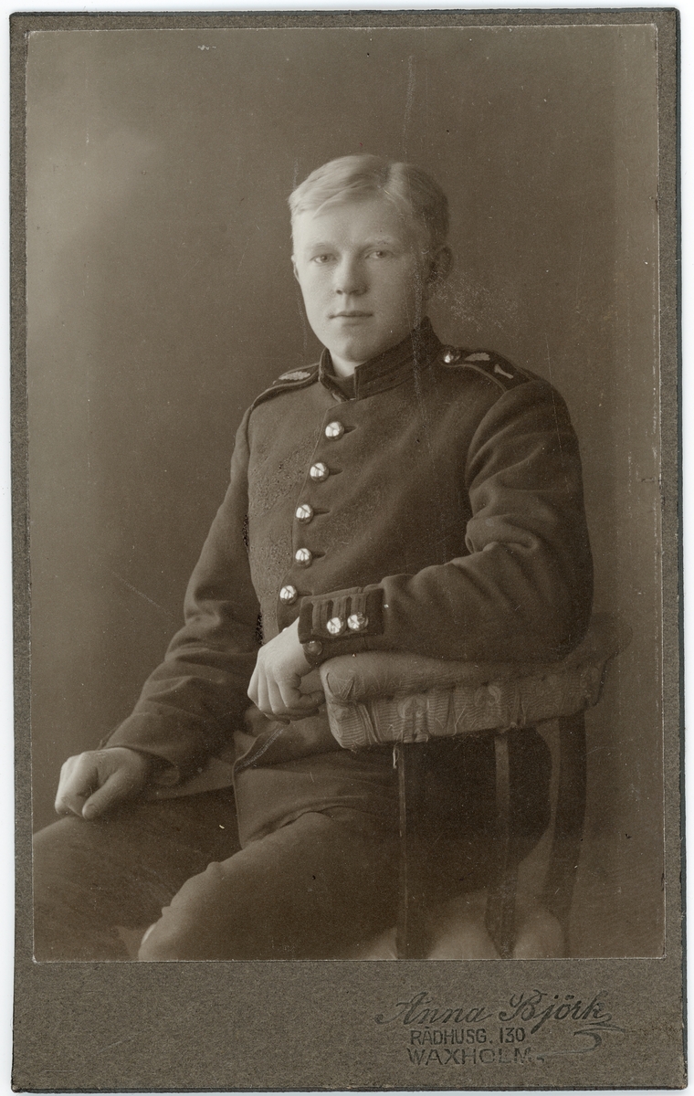 Kabinettsfotografi - ung man i uniform, Vaxholm
