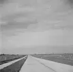 Väg vid Zuiderzee, (nuvarande IJsselmeer). Tyskland-Holland-Belgien 1938. IJsselmeer är en insjö i Nederländerna som uppstod genom uppförandet av en dammbyggnad i Zuiderzee, en vik av Nordsjön.