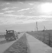 Väg på dammen vid Zuiderzee, (nuvarande IJsselmeer). Tyskland-Holland-Belgien 1938. IJsselmeer är en insjö i Nederländerna som uppstod genom uppförandet av en dammbyggnad i Zuiderzee, en vik av Nordsjön.