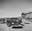 Bilar utanför Dovregubbens Hall. Norge 1946.