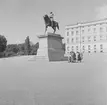 Det kungliga slottet i Oslo med statyn över Karl XIV Johan i förgrunden. Norge 1946.