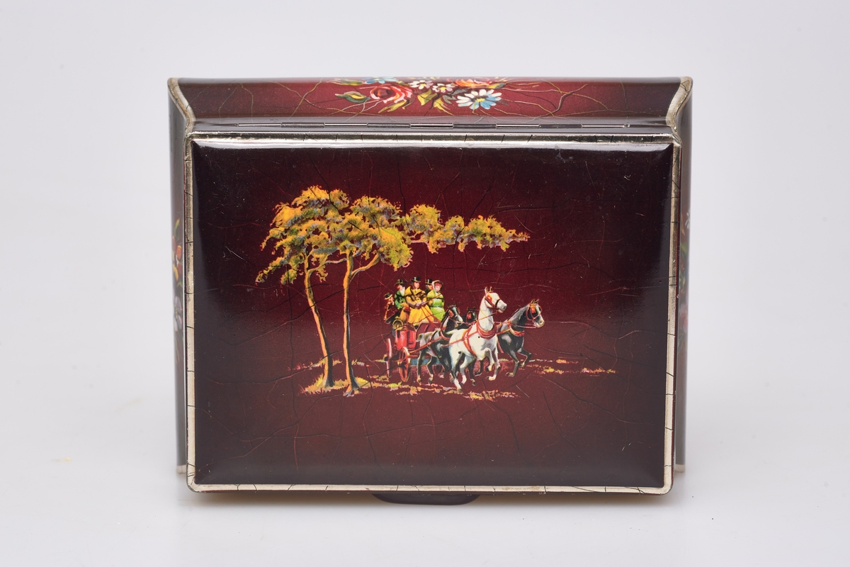 Skrinet er rektangulært, har fire små stetter, gulbrunt under, det utvider seg noe, men er likevel bare 1 cm bredere øverst enn nederst. Skrinet er brunt og har tegninger av blomster og blad. På lokket er en tegning av to hester som trekker en elegant vogn, i denne sitter glade mennesker av begge kjønn.