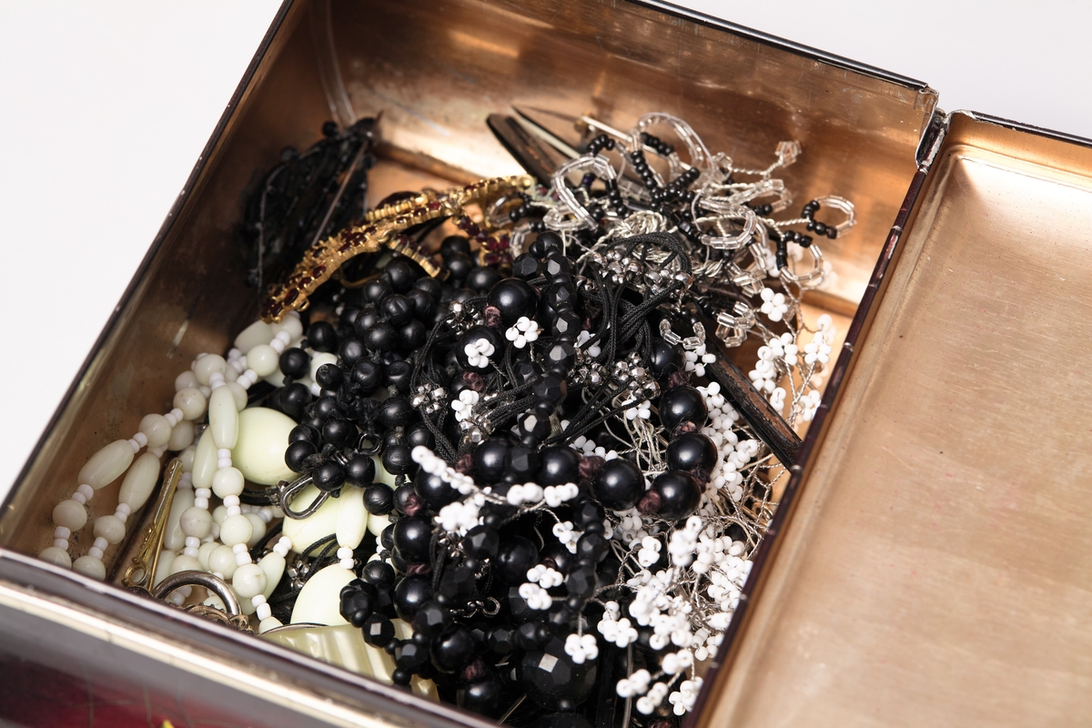 Skrinet er rektangulært, har fire små stetter, gulbrunt under, det utvider seg noe, men er likevel bare 1 cm bredere øverst enn nederst. Skrinet er brunt og har tegninger av blomster og blad. På lokket er en tegning av to hester som trekker en elegant vogn, i denne sitter glade mennesker av begge kjønn.