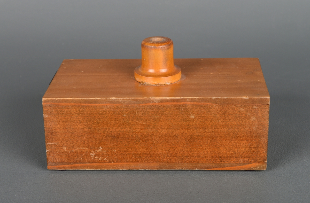 Stemmegaffel av stål montert på rektangulær resonanskasse av tre. Kassen er åpen i en ende og står på filtføtter. På gaffelen er inngravert "a1 435". Fra C. Monsens Skolemateriellhandel, Bergen. Brukt i fysikkundervisning til å studere gjenklang.