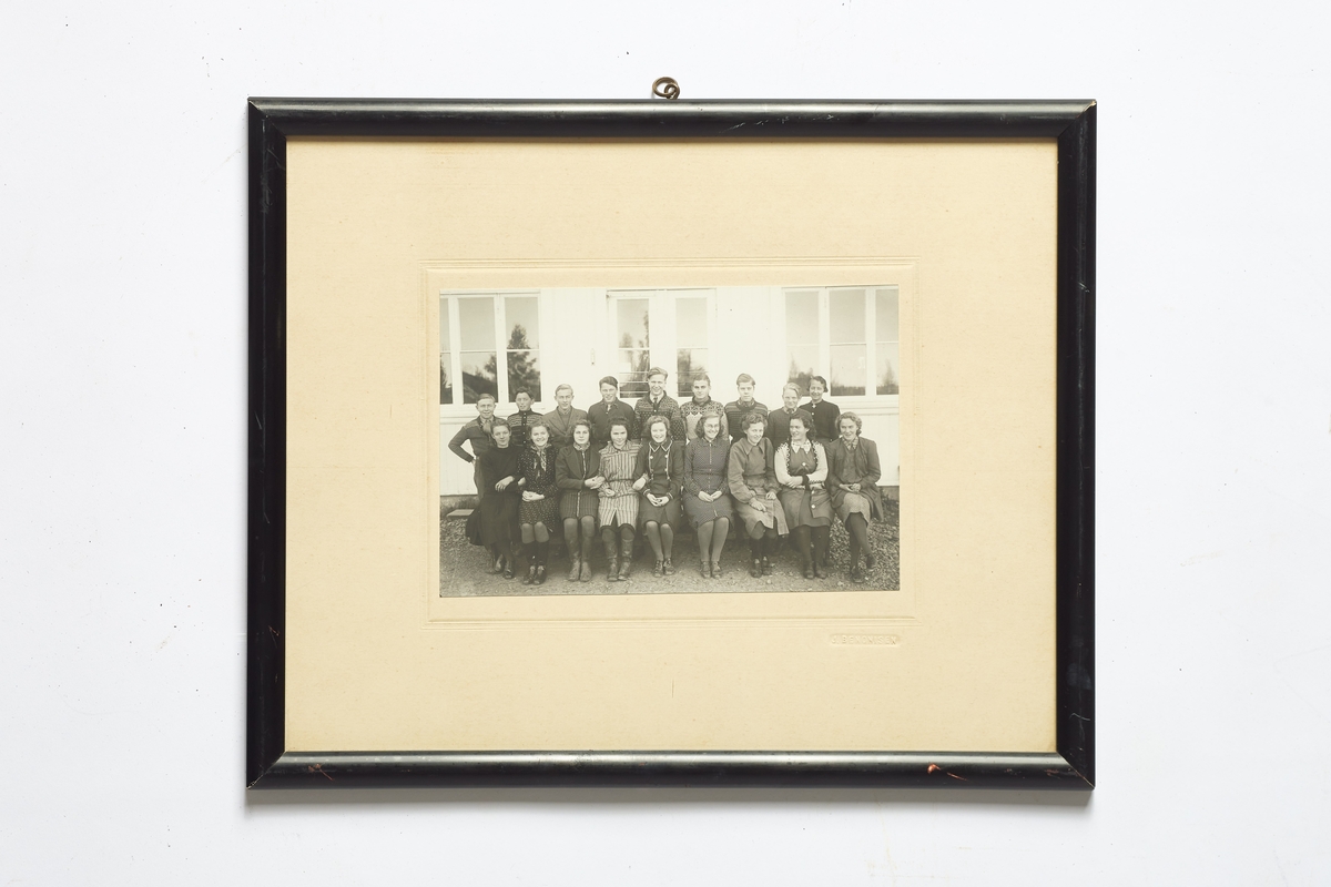 Ti fotografier av elever og en del lærere ved Østre Toten middelskole (realskole), Seks av dem er rammet inn (a - f), og fire er uinnrammet (g - j). Fotografiene viser;  (a ) elever og lærere 1875-1876, (b) elever og lærere 1882-1883, (c)  4. klasse våren 1907, (d) 2. klasse våren 1940, (e) 3 b våren 1940, (f) 3. klasse våren 1954. 
Fotografiene (g - j) er ikke innrammet eller datert, men viser elever fra ulike år.