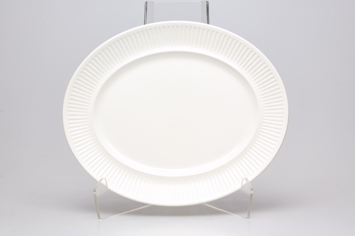 ovalt fat, riflet langs kanten