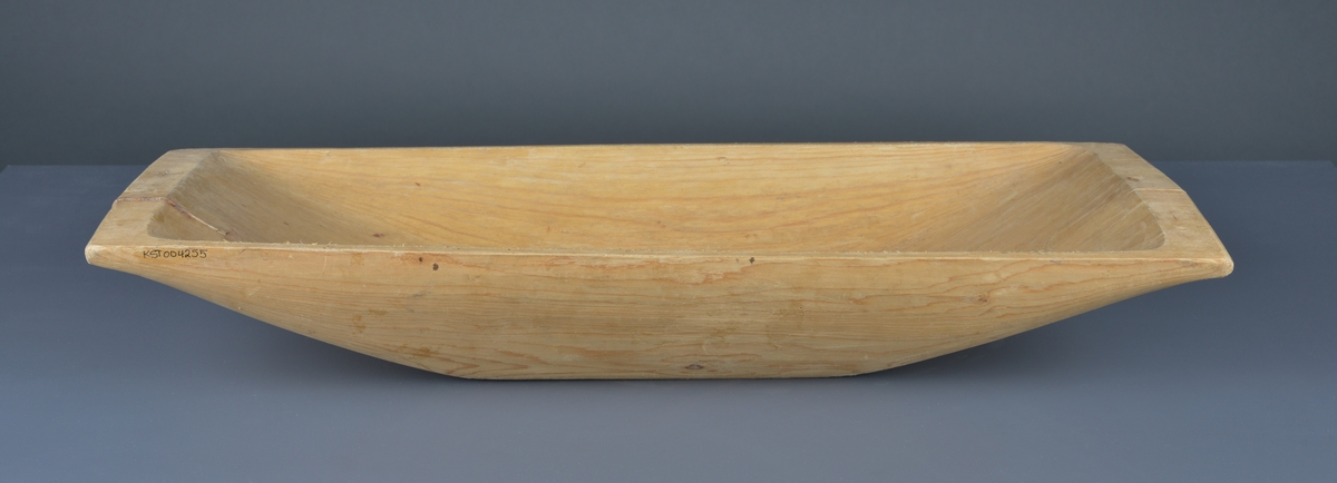 Traug laget i tre, brukt ved baking av brød o.l. Deigen ble plassert i trauget, gjerne med et klede over for heving.