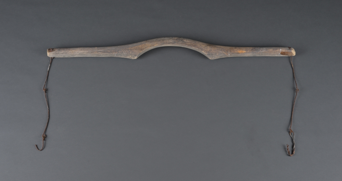 Bæreredskap.
Ble gjerne brukt til vassbæring, da ble bøttene festet på hver side og man la børtreet over akslene.