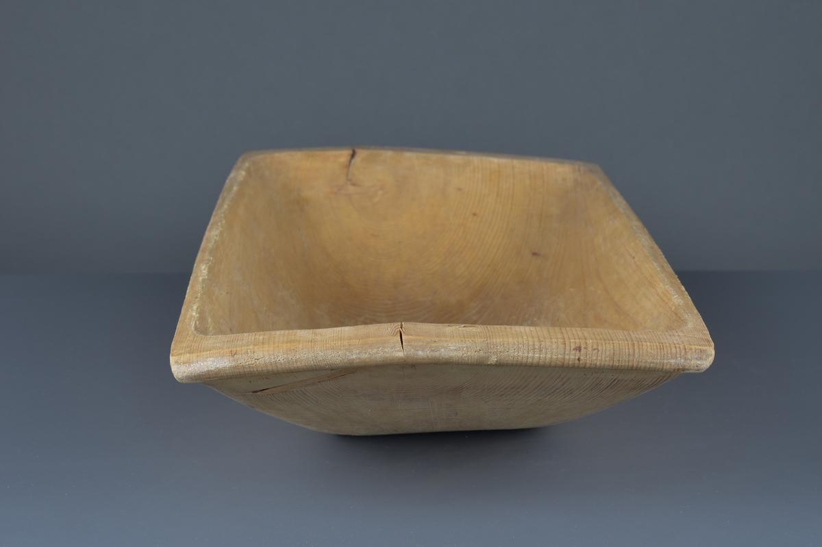 Traug laget i tre, brukt ved baking av brød o.l. Deigen ble plassert i trauget, gjerne med et klede over for heving.