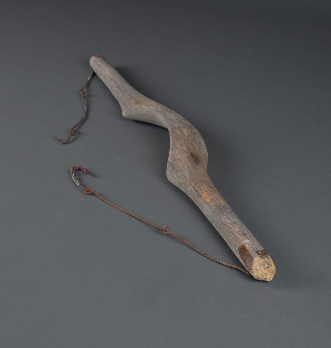 Bæreredskap.
Ble gjerne brukt til vassbæring, da ble bøttene festet på hver side og man la børtreet over akslene.