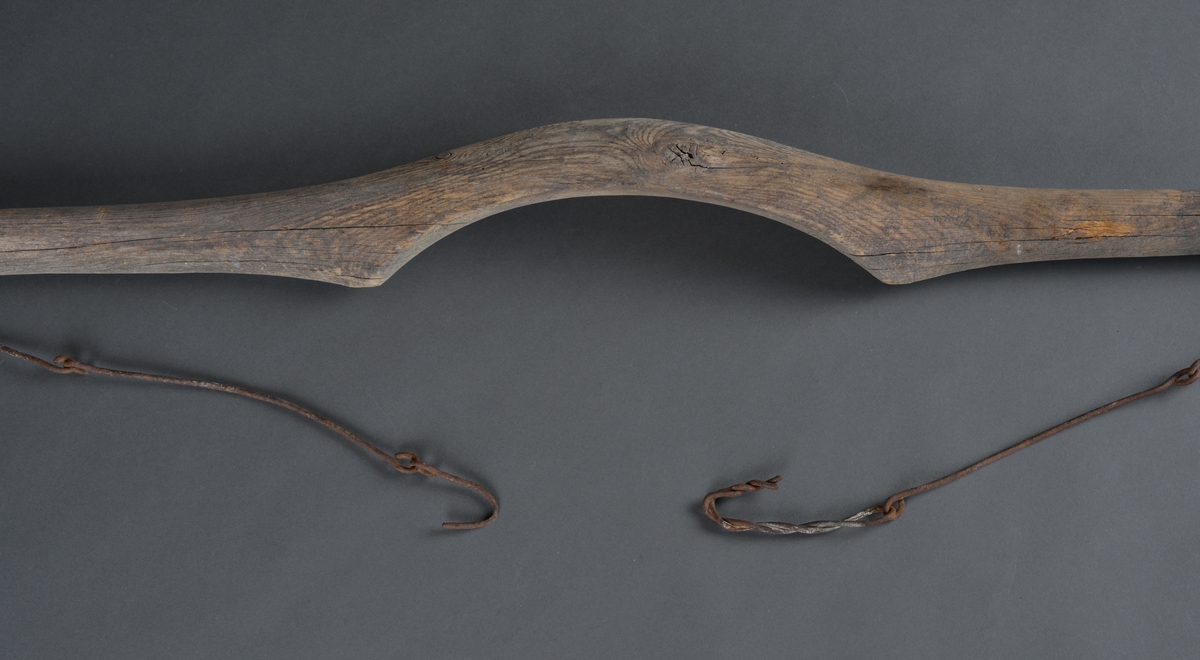 Bæreredskap.
Ble gjerne brukt til vassbæring, da ble bøttene festet på hver side og man la børtreet over akslene.