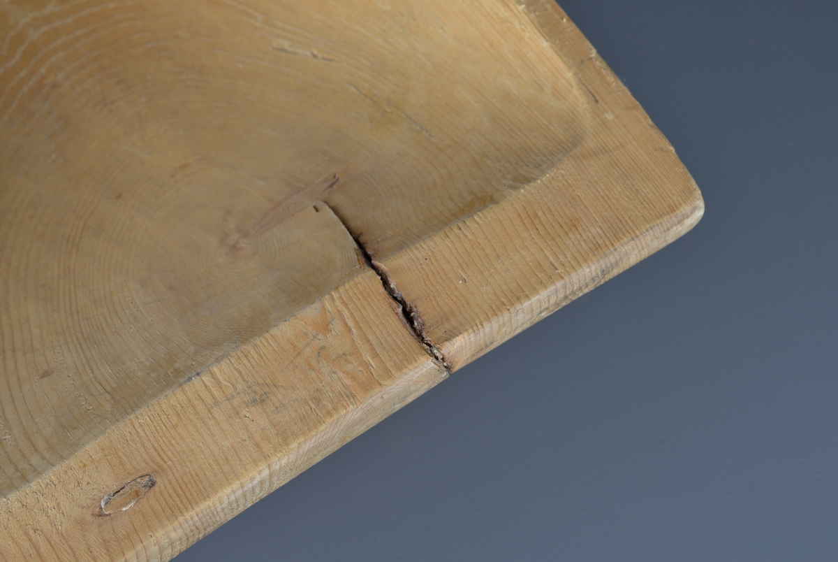 Traug laget i tre, brukt ved baking av brød o.l. Deigen ble plassert i trauget, gjerne med et klede over for heving.