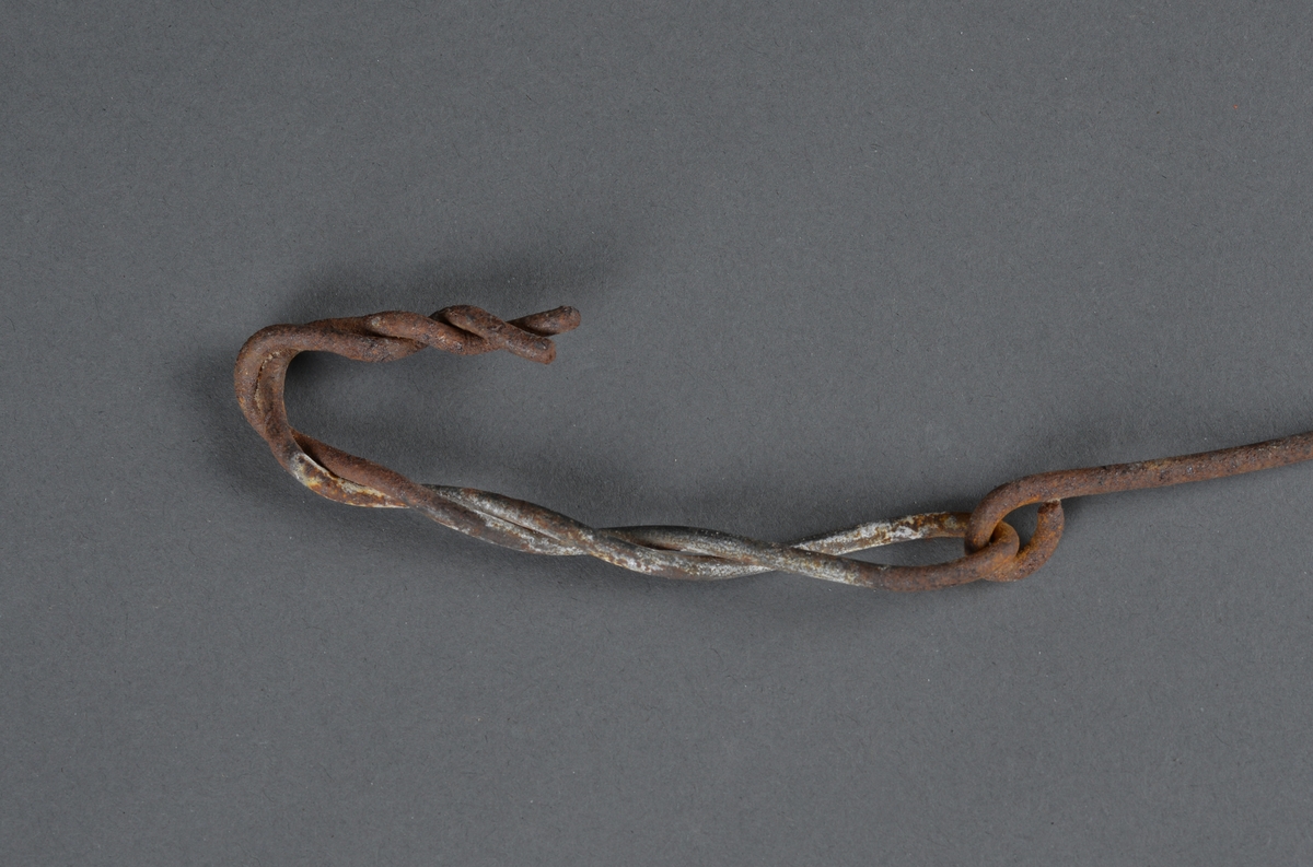 Bæreredskap.
Ble gjerne brukt til vassbæring, da ble bøttene festet på hver side og man la børtreet over akslene.