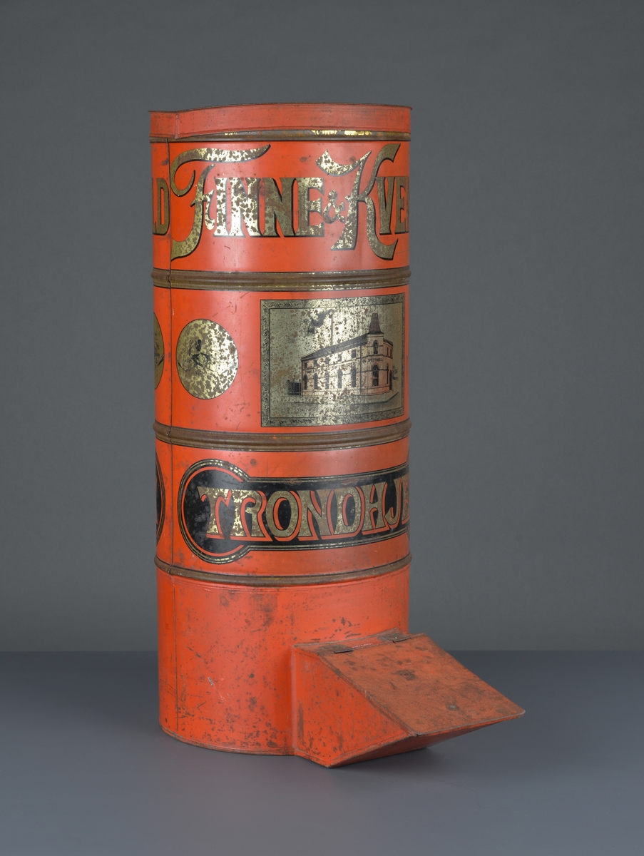 Kaffedispenser, sylinderformet, rødlakkert med reklame for Kvenild og Finne, Trondheim
Har lokk på toppen for å fylle i kaffebønner og ei luke/tut i bunnen for å hente ut kaffebønner som skal males. 

Slitt, noe rust