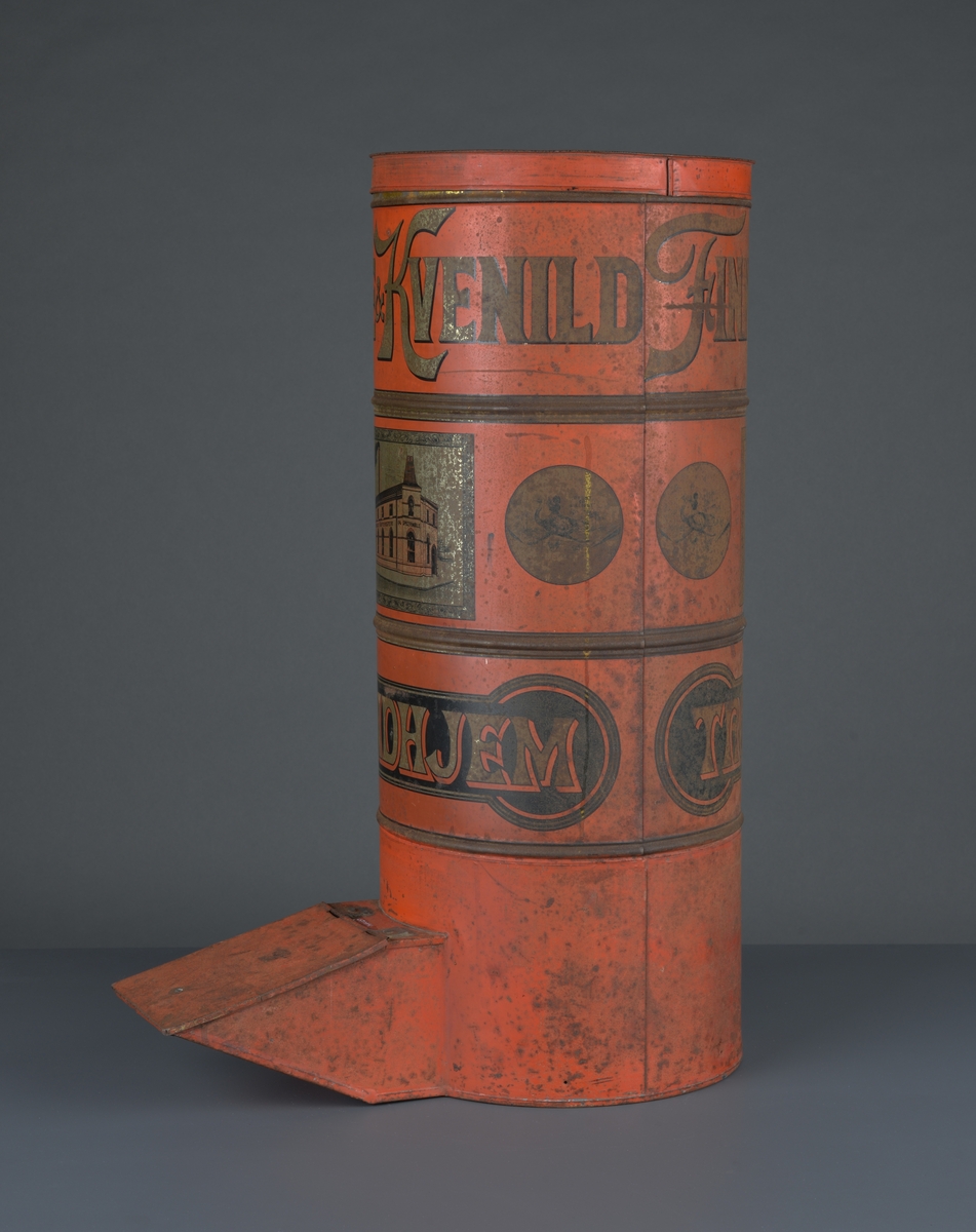 Kaffedispenser, sylinderformet, rødlakkert med reklame for Kvenild og Finne, Trondheim
Har lokk på toppen for å fylle i kaffebønner og ei luke/tut i bunnen for å hente ut kaffebønner som skal males. 

Slitt, noe rust