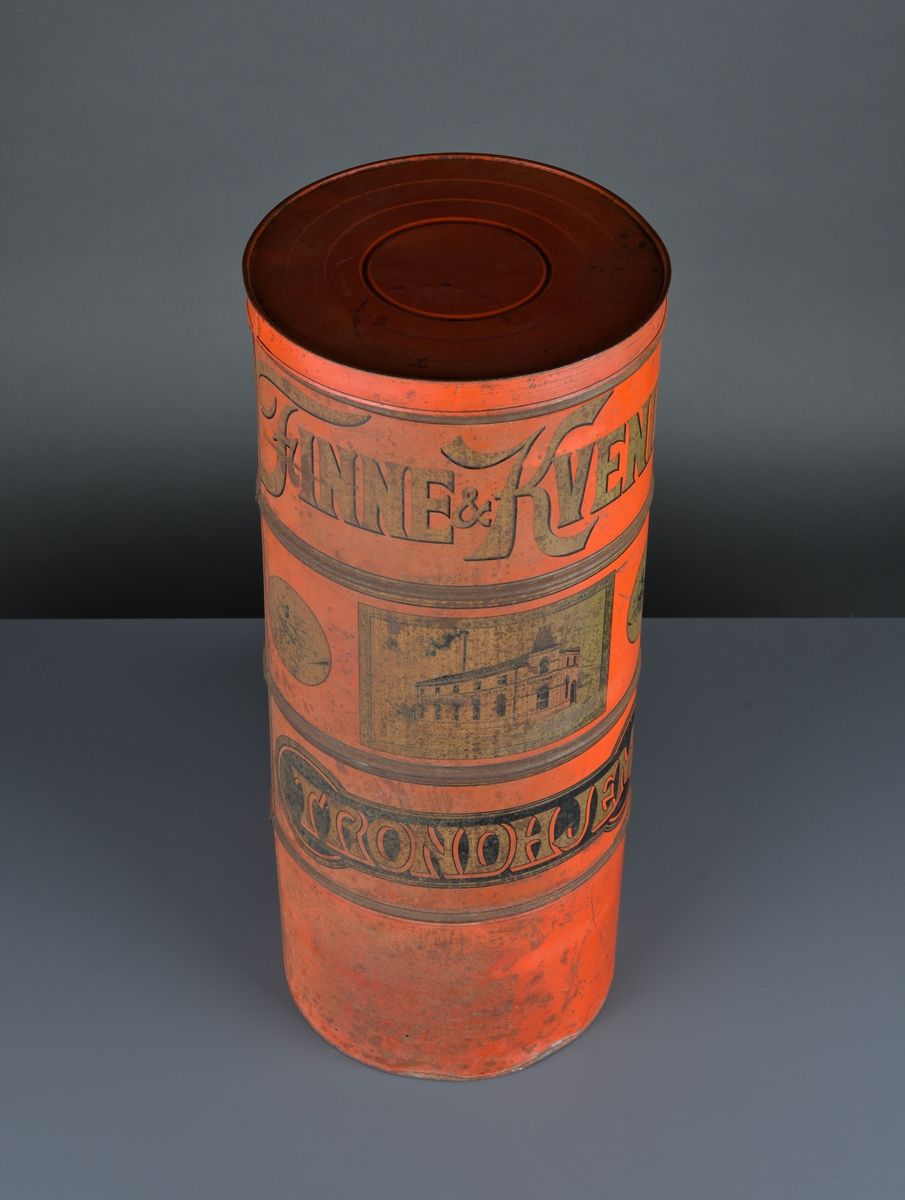 Kaffedispenser, sylinderformet, rødlakkert med reklame for Kvenild og Finne, Trondheim
Har lokk på toppen for å fylle i kaffebønner og ei luke/tut i bunnen for å hente ut kaffebønner som skal males. 

Slitt, noe rust