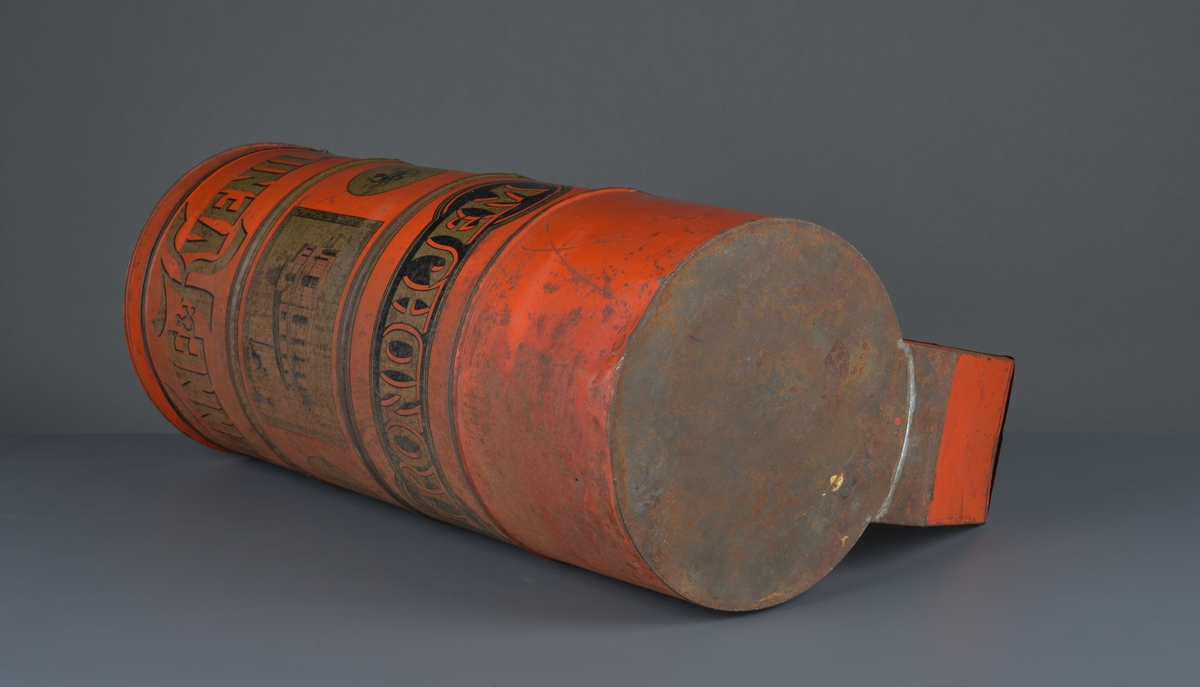 Kaffedispenser, sylinderformet, rødlakkert med reklame for Kvenild og Finne, Trondheim
Har lokk på toppen for å fylle i kaffebønner og ei luke/tut i bunnen for å hente ut kaffebønner som skal males. 

Slitt, noe rust