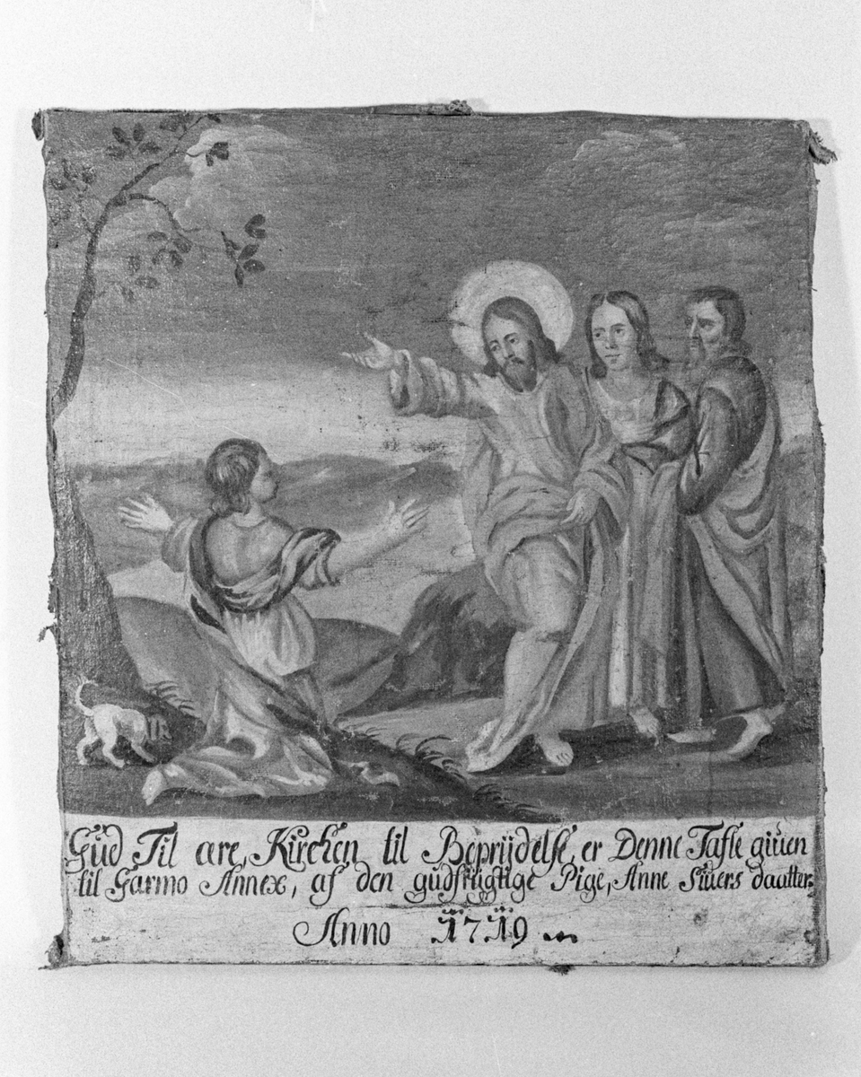 Jesu dåp med Johannes døperen til høyre, og en engel på vestre side. En due i overkant. Tekstfelt under motivet.