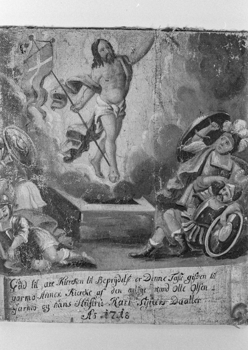 Jesu dåp med Johannes døperen til høyre, og en engel på vestre side. En due i overkant. Tekstfelt under motivet.