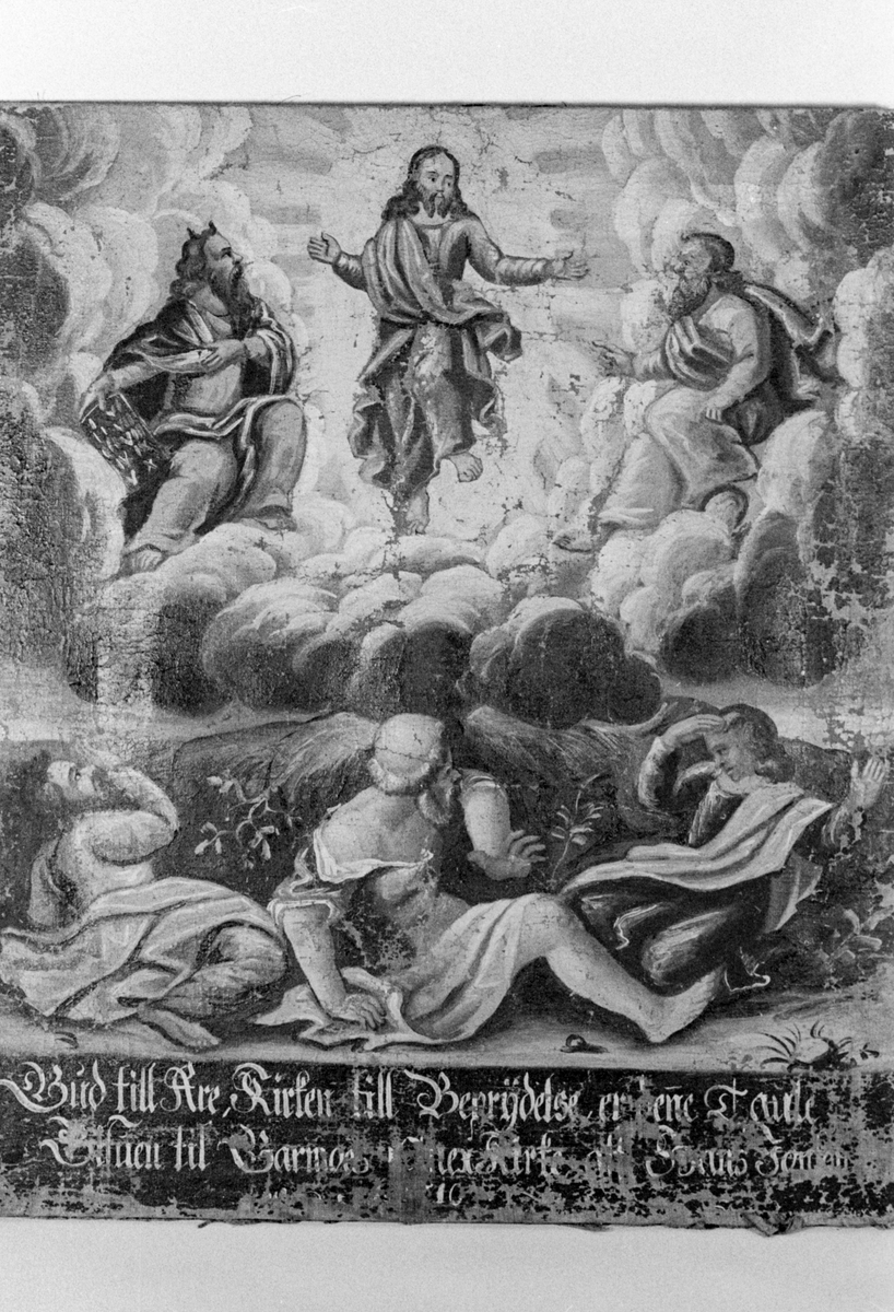 Jesu dåp med Johannes døperen til høyre, og en engel på vestre side. En due i overkant. Tekstfelt under motivet.