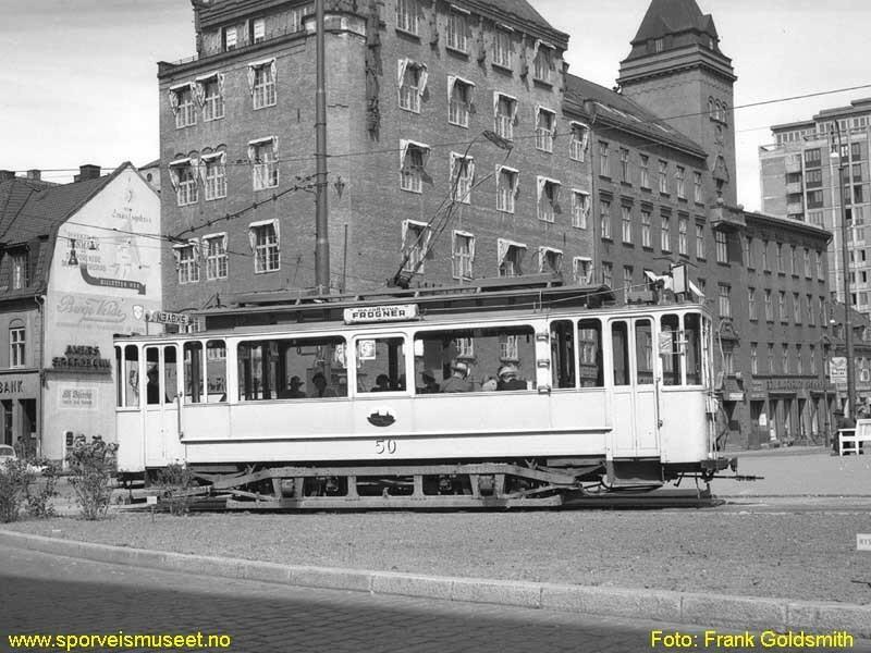 Sporvogn bygget i 1918. Chassis i ulike blåfarger, merket med vognnummer 322. Interiøret er i mørkt treverk og gult metall. 
