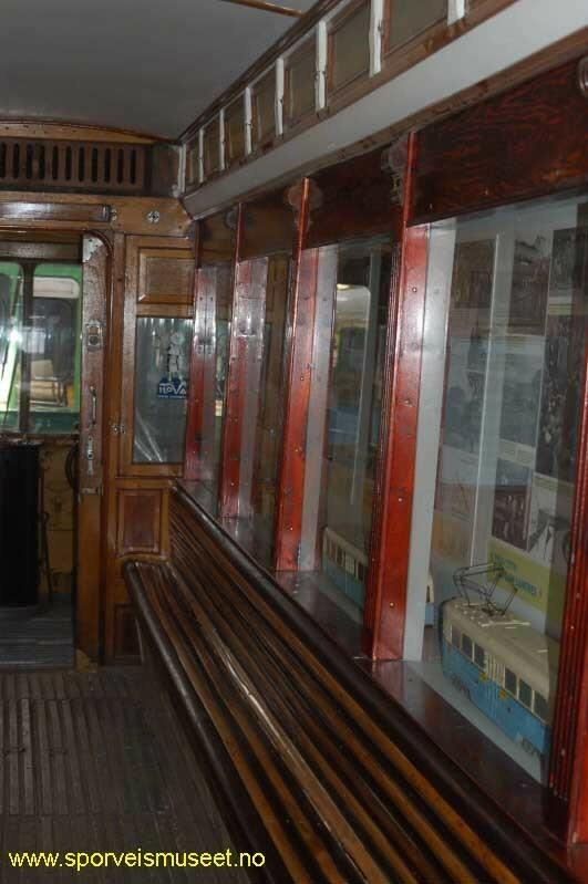 Sporvogn bygget i 1918. Chassis i ulike blåfarger, merket med vognnummer 322. Interiøret er i mørkt treverk og gult metall. 