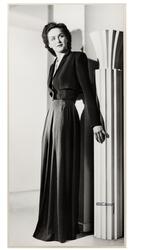 Mannekäng, troligen Hjördis Genberg, poserar iklädd hellång 