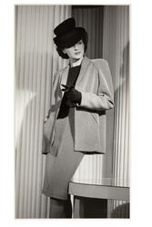 Mannekäng, Hjördis Genberg, poserar iklädd dräkt med vid kav