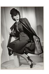 Mannekängen Hjördis Genberg poserar iklädd dräkt med kavaj m