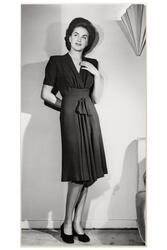 Mannekängen Hjördis Genberg poserar iklädd knälång klänning 