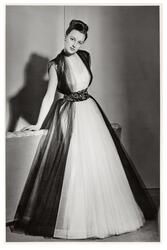 Mannekängen Hjördis Genberg poserar i hellång, ärmlös festkl