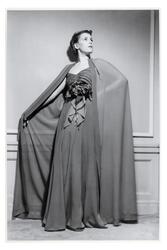 Mannekäng visar festklänning. Klänning med rynkning vid byst