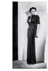 Mannekäng visar festklänning. Liv med krage, knuten scarf i 