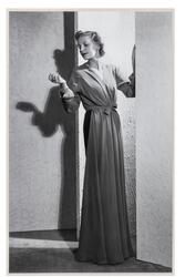 Mannekäng visar festklänning. V-ringat liv med lång ärm, kny