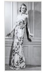 Mannekäng visar festklänning. Urringat liv med tunna axelban