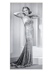 Mannekäng visar festplagg. Klänning av glittrigt tyg, liv me