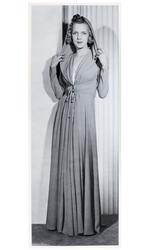 Mannekäng visar festplagg. Klänning med kapuschong, dubbla k