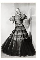 Mannekäng visar festplagg med ryggen i fokus. Klänning med f