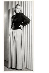 Mannekäng visar plagg i provrum med klassicistisk dekor. Öve