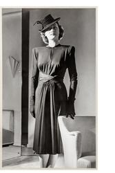 Mannekäng visar plagg i provrum. Klänning med markerade axla