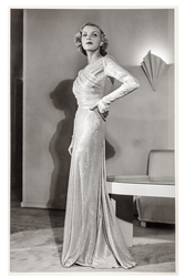 Mannekängen Margit Langlet visar festplagg i provrum med kla