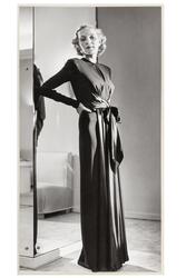 Mannekängen Margit Langlet visar festplagg i provrum. Klänni