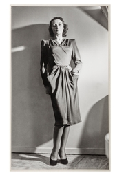 Mannekäng visar plagg i provrum. Klänning med omlottskuret l