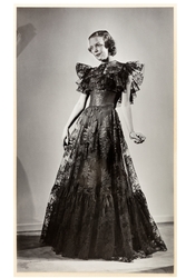 Mannekängen Margit Langlet visar festplagg i provrum. Klänni