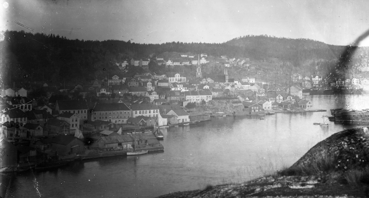 Kragerø by med Stilnestangen "Tangen" sett fra Øya (før bybrannen i 1886.