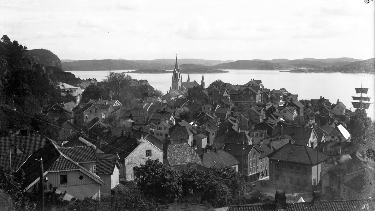 Utsikten fra Steimann. Kragerø kirke og Jørandsberg. 1890-1900