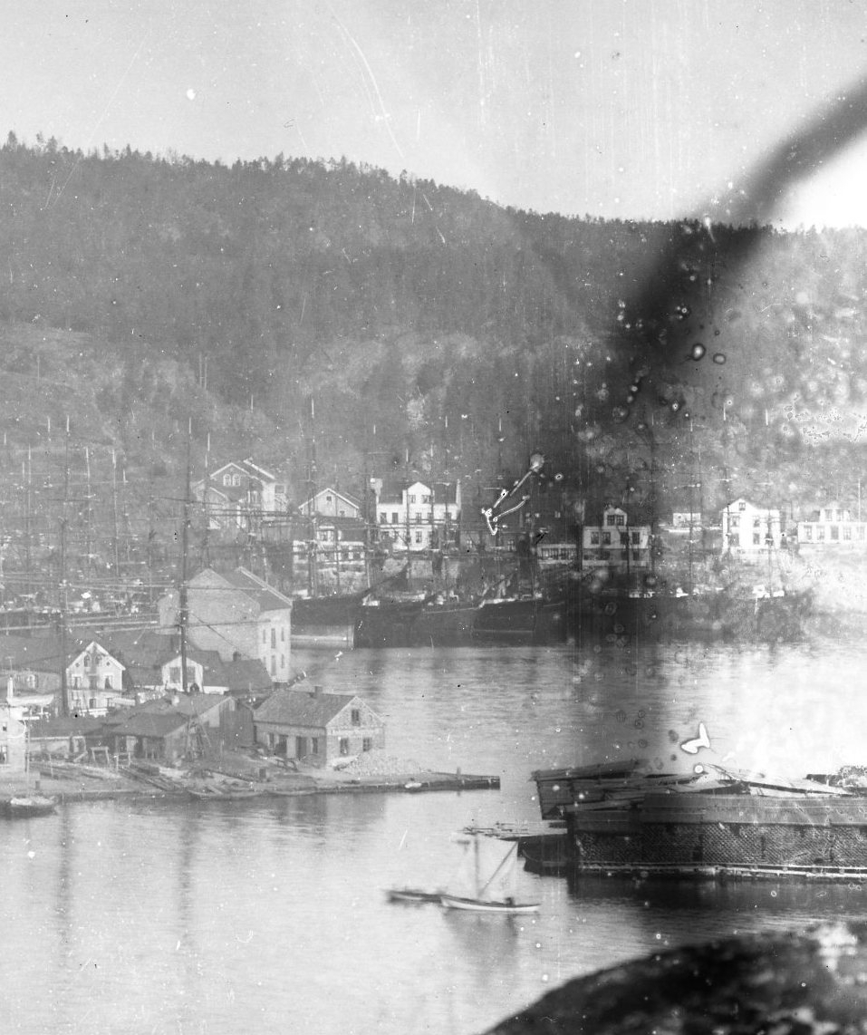 Kragerø by med Stilnestangen "Tangen" sett fra Øya (før bybrannen i 1886.