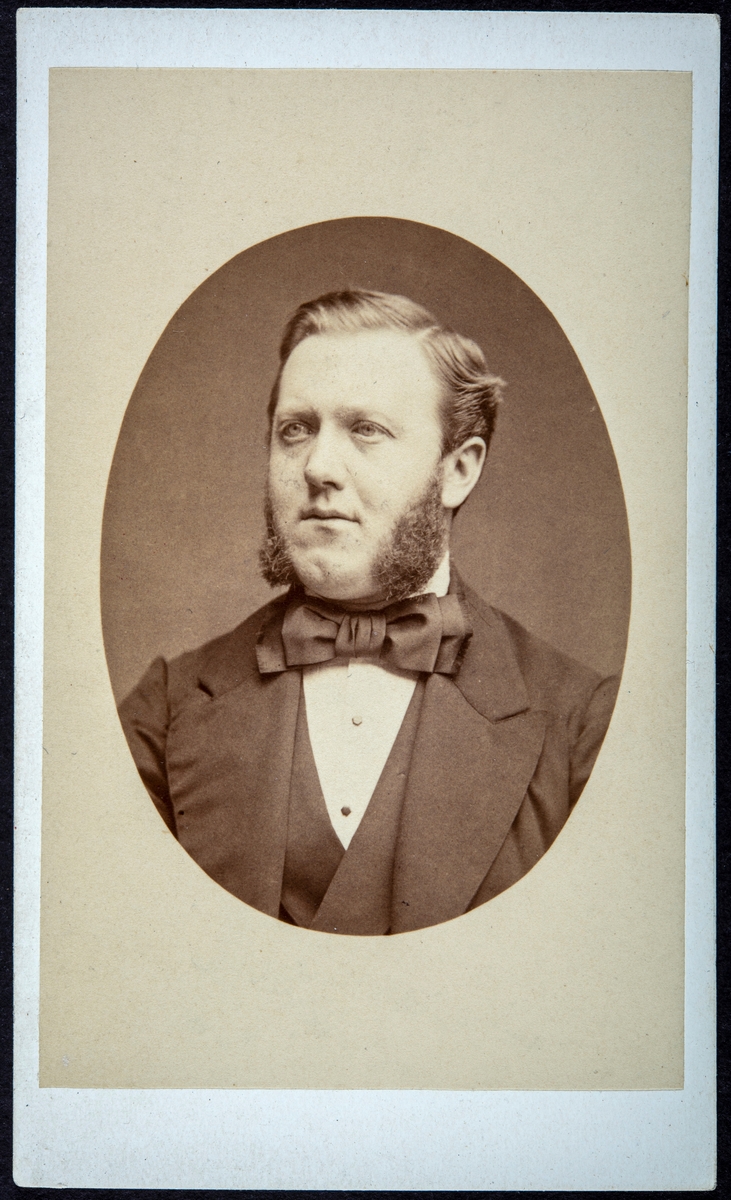 Portrett av Andreas Smestad. 
Andreas Smestad ble født på Smestad Østre på Ring I Ringsaker i 1845 av foreldrene Erich Haavelsen og Elie Jensdatter Tømten. Han var den yngste av 9 barn, 8 levde opp. Erich var født på Gården Ulven Østre på Ring og bosatte seg på Smestad en gang på 1820 tallet. Han kjøpte gården i 1827.
Han tok skolegang og handelspraksis i Kristiania i periode 1863 til – 65, deretter var han fram til 1869 handelsbetjent i Henrik Anker Steens virksomhet på Steen gård
I august 1870 tiltrådte han som bestyrer for Ringsaker Handelsforening, som var etablert i januar samme år. Forretningen ble lokalisert på Ringstrand, nede ved Mjøsa nær Ringsaker kirke. 
Handelsforeningen utviklet seg til å bli et svært omfattende handelsforetak med et svært bredt varespekter. Korrespondanse viser handel i store deler av Mjøs- distriktet og innkjøp fra mange virksomheter i Kristiania.
Allerede i 1869 viser han interesse for å bli agent for Dampskipsselskapene som frakter emigranter til Nord- Amerika, men hans posisjon og økonomiske grunnlag var ikke tilfredsstillende for disse selskapene. Men etter etableringen av handelsselskapet ble situasjonen en annen. Fra 1872 opererte hans om agent for flere befraktere, som Allan Linjen, Anker linjen, Amerikalinjen. Det Nord- Tyske Dampskipsselskap.. Det kan se ut som han drev denne virksomheten fram til 1882. 
Han giftet seg 10. oktober 1878 med Julie Simenstad, men hun døde alt et kort år senere, i 1879. I 1877 kjøpte Andreas eiendommen Eriksrud, men han flyttet ikke dit med familien.
I mars 1883 blir han valgt inn i ligningskommisjonen i Ringsaker Kommune
Den 30. oktober 1883 giftet han seg på nytt med søsteren til sin forrige kone,  Gunda Haagensdatter. De fikk 3 barn, Einar Haakon, Georg Emil og Harald Kristoffer.
Andreas Smestad døde desember 1892.