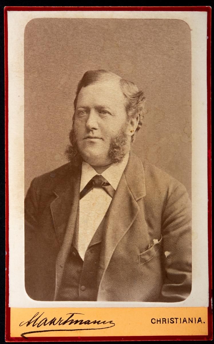 Portrett av Andreas Smestad. 
Andreas Smestad ble født på Smestad Østre på Ring I Ringsaker i 1845 av foreldrene Erich Haavelsen og Elie Jensdatter Tømten. Han var den yngste av 9 barn, 8 levde opp. Erich var født på Gården Ulven Østre på Ring og bosatte seg på Smestad en gang på 1820 tallet. Han kjøpte gården i 1827.
Han tok skolegang og handelspraksis i Kristiania i periode 1863 til – 65, deretter var han fram til 1869 handelsbetjent i Henrik Anker Steens virksomhet på Steen gård
I august 1870 tiltrådte han som bestyrer for Ringsaker Handelsforening, som var etablert i januar samme år. Forretningen ble lokalisert på Ringstrand, nede ved Mjøsa nær Ringsaker kirke. 
Handelsforeningen utviklet seg til å bli et svært omfattende handelsforetak med et svært bredt varespekter. Korrespondanse viser handel i store deler av Mjøs- distriktet og innkjøp fra mange virksomheter i Kristiania.
Allerede i 1869 viser han interesse for å bli agent for Dampskipsselskapene som frakter emigranter til Nord- Amerika, men hans posisjon og økonomiske grunnlag var ikke tilfredsstillende for disse selskapene. Men etter etableringen av handelsselskapet ble situasjonen en annen. Fra 1872 opererte hans om agent for flere befraktere, som Allan Linjen, Anker linjen, Amerikalinjen. Det Nord- Tyske Dampskipsselskap.. Det kan se ut som han drev denne virksomheten fram til 1882. 
Han giftet seg 10. oktober 1878 med Julie Simenstad, men hun døde alt et kort år senere, i 1879. I 1877 kjøpte Andreas eiendommen Eriksrud, men han flyttet ikke dit med familien.
I mars 1883 blir han valgt inn i ligningskommisjonen i Ringsaker Kommune
Den 30. oktober 1883 giftet han seg på nytt med søsteren til sin forrige kone,  Gunda Haagensdatter. De fikk 3 barn, Einar Haakon, Georg Emil og Harald Kristoffer.
Andreas Smestad døde desember 1892.